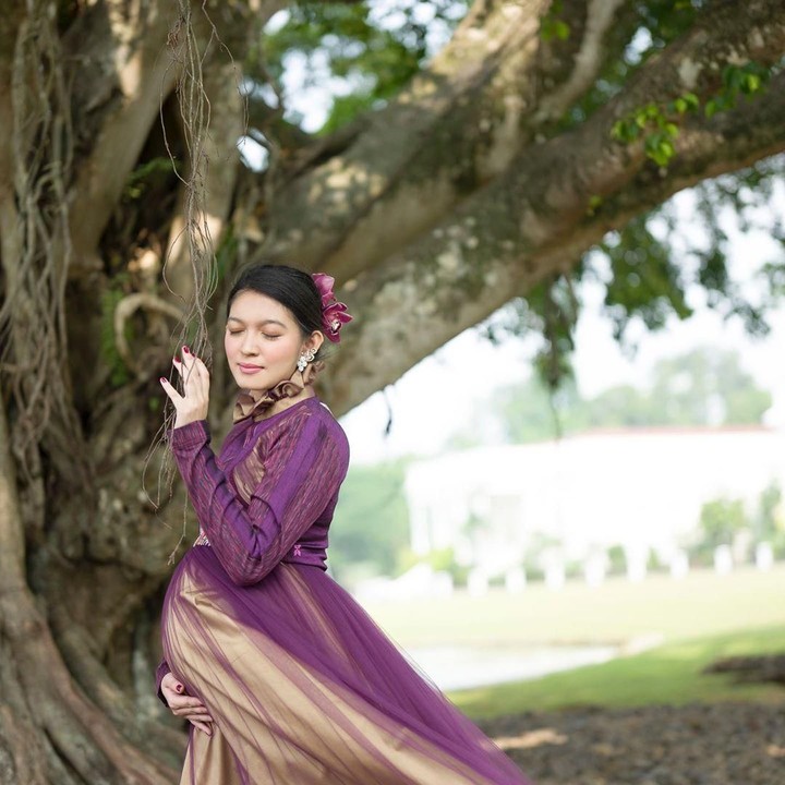 <p>Menantu Presiden Jokowi, Selvi Ananda juga sama sekali tidak terlihat gemuk saat hamil ya, Bunda. (Foto: Instagram @dierabachir)<br /> </p>