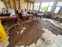SD di Bekasi Ini Rusak Parah: Atap Bolong hingga Lantai Mengelupas