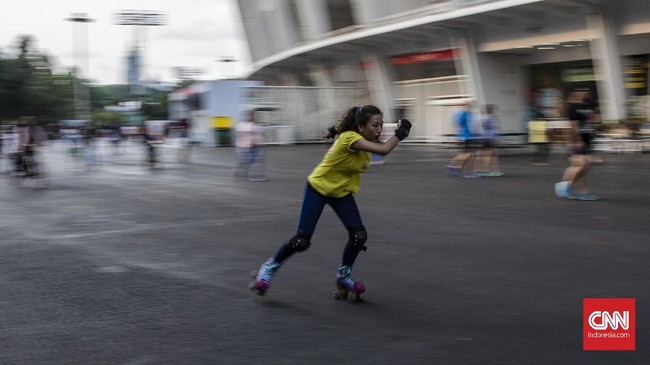 Penggemar roller skate sedang melakukan latihan rutin di kawasan Gelora Bung Karno, Jakarta, Minggu, 19 Januari 2020. Roller skate mulai kembali menjadi tren saat ini setelah sebelumnya sempat berkembang pesat di era 90an. CNN Indonesia/Bisma Septalisma