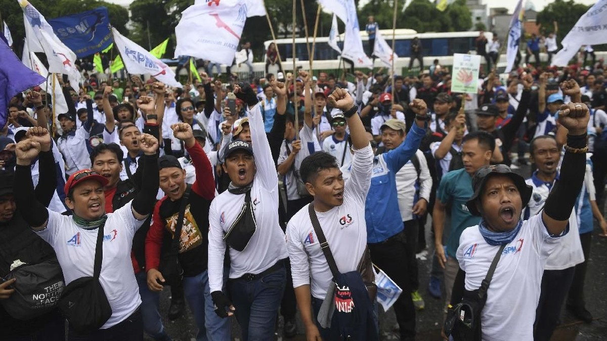 FOTO: Demo Buruh di Gedung DPR Tolak RUU Omnibus Law