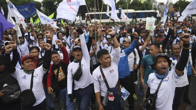 Ratusan buruh menggelar aksi unjuk rasa menentang omnibus law di Jakarta, Senin (20/1/2020). Dalam aksinya mereka menolak omnibus law yang dinilai hanya menguntungkan pengusaha dan investor serta merugikan pekerja di Indonesia. ANTARA FOTO/Akbar Nugroho Gumay