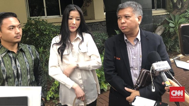 Setelah melaporkan @digeeembok ke Polda Metro Jaya yang lalu dicabut, kini eks Pramugari Siwi disorot dalam kasus pencucian uang pejabat Kanwil Pajak.