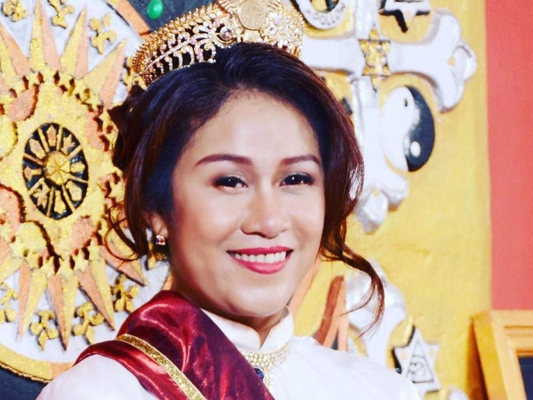 7 Potret Glamour Ratu Keraton Agung Sejagat Fanni Aminadia Kehidupan glamour Ratu Keraton Agung Sejagat, Fanni Aminadia, saat ini tengah menjadi sorotan. Berikut deretan potretnya: