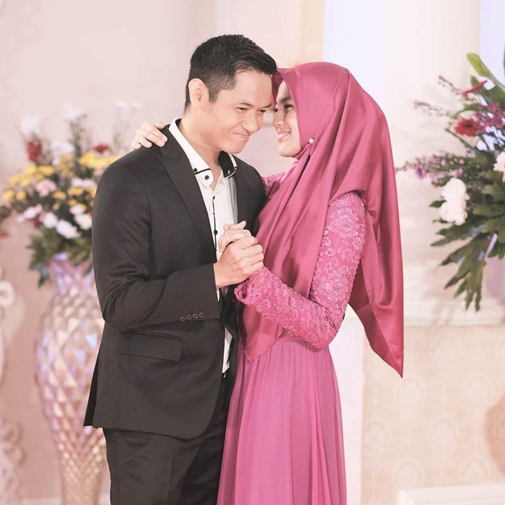 <p>Jarak usia 11 tahun antara Alyssa Soebandono dan Dude Herlino tak membuat rumah tangga pasangan ini goyah. Mereka bahkan semakin harmonis, terlebih sejak dikaruniai dua momongan. (Foto: Instagram @ichasoebandono)</p>