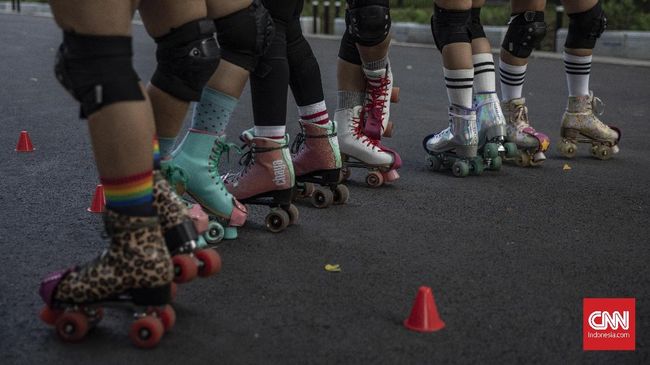 Awalnya saya merasa takut. Tapi begitu melihat sepatu roda yang bermotif leopard nan centil, keinginan meiuncur malah semakin kuat.
