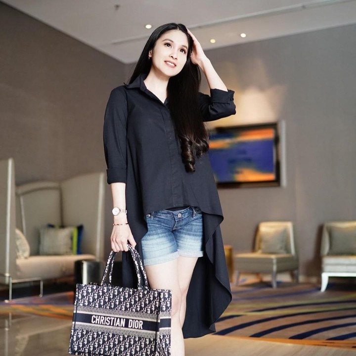 <p>Potret ini diambil saat kandungan Sandra Dewi berusia 39 minggu, Bunda. Jauh dari kata gemuk ya? He-he-he. (Foto: Instagram @sandradewi88)</p>