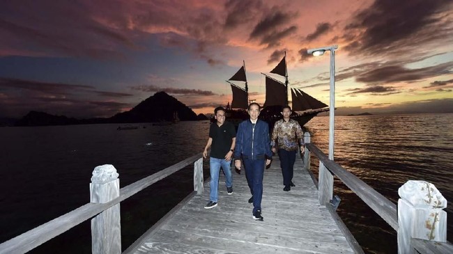 Jokowi menjanjikan peningkatan pendapatan ke warga Labuan Bajo setelah menjadikan tempat tersebut menjadi kawasan wisata premium.