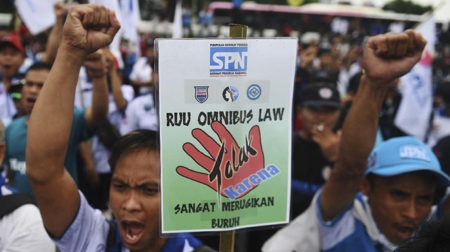 RUU Omnibus Law Cilaka disebut masih memuat aturan yang sudah dibatalkan oleh Mahkamah Konstiusi yang membuatnya potensial diuji materi.