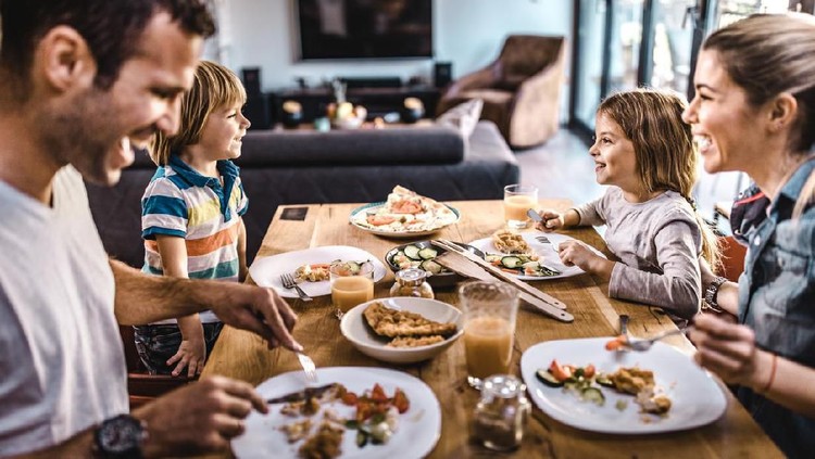 Anak terkadang susah sekali disuruh makan. Padahal, Bunda dan Ayah pasti ingin anak makan lahap. Ikuti tips berikut ini yuk, supaya anak makan dengan lahap.
