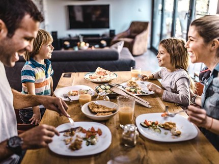 7 Kebiasaan Simpel Orang Tua yang Bantu Anak Lahap Makan