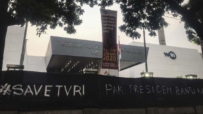 Belasan pekerja kontrak Lembaga Penyiaran Publik TVRI Yogyakarta dirumahkan hanya beberapa hari setelah masing-masing meneken kesepakatan kerja baru.