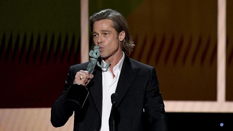 LOS ANGELES, CALIFORNIA - JANUARY 19: Brad Pitt accepts Outstanding Performance by a Male Actor in a Supporting Role for 'Once Upon a Time in Hollywood' onstage during the 26th Annual Screen ActorsÂ Guild Awards at The Shrine Auditorium on January 19, 2020 in Los Angeles, California. 721359 (Photo by Kevork Djansezian/Getty Images for Turner)