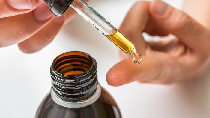 Ilustrasi wanita memakai face oil