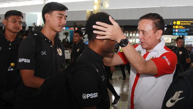 Shin Tae Yong dibantu staf pelatih lainnya bekerja keras mencari kerangka Timnas Indonesia U-19 selama pemusatan latihan di Thailand.