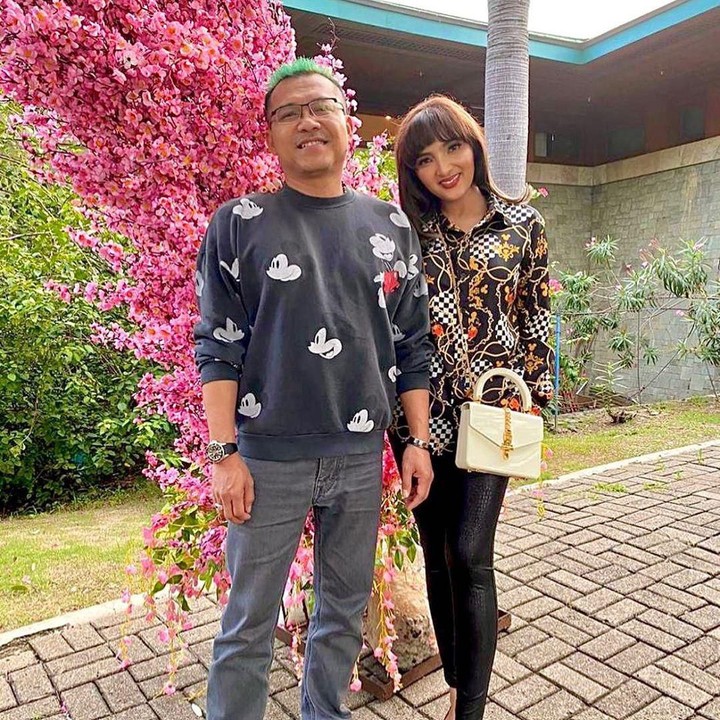 <p>Anang Hermansyah dan Ashanty enggak cuma terkenal sebagai pasangan duet dalam bernyanyi, tapi juga pasangan suami istri yang harmonis meski usia mereka beda 16 tahun, Bunda. (Foto: Instagram @ashanty_ash)</p>