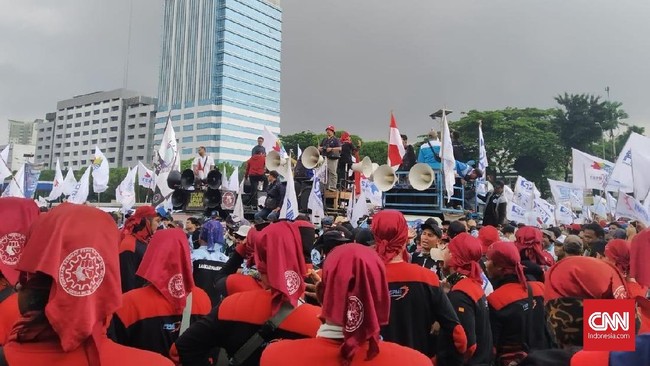 Akibat ada massa buruh yang melakukan demo omnibus law, Jalan Gatot Soebroto arah Slipi yang berada di depan kompleks parlemen ditutup polisi.