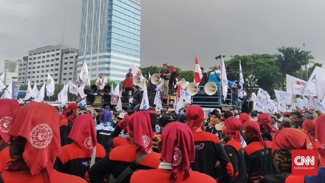 Demo Omnibus Law, Massa Buruh Berkumpul di Depan DPR Akibat ada massa buruh yang melakukan demo omnibus law, Jalan Gatot Soebroto arah Slipi yang berada di depan kompleks parlemen ditutup polisi.
