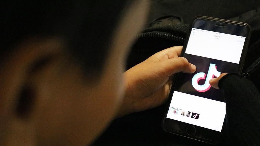 7 Artis Ketularan Main Tik Tok, Ada Dian Sastro Hingga Luna Maya Sejumlah artis Indonesia ikut meramaikan kehebohan alikasi Tik Tok yang kembali naik daun.