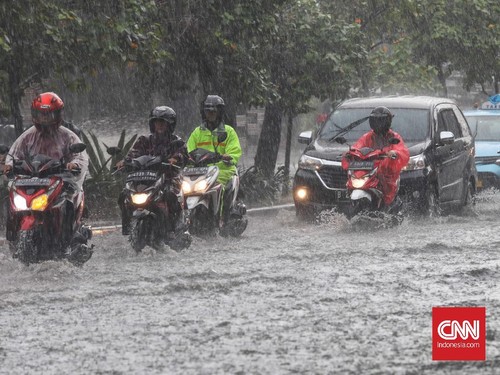 Jalan Mayor Oking Cibinong bak Sungai Saat Banjir, Banyak Motor Mogok