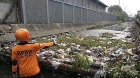 Sampah Menumpuk, BPBD Jatim Bersihkan Sungai Buntung Sidoarjo