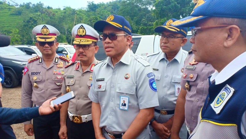 Kecelakaan terjadi pada bus pariwisata PO Purnama Sari Nopol E-7508-W di jalan umum jurusan Bandung-Subang di Kecamatan Ciater, Subang.