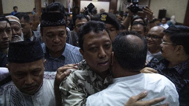 Terdakwa kasus suap jual beli jabatan di lingkungan Kementerian Agama Romahurmuziy menjalani sidang vonis di Pengadilan Tipikor Jakarta Pusat, Jakarta, Senin (20/1/2020). Mantan Ketua Umum PPP itu divonis pidana penjara selama dua tahun dan denda Rp100 juta subsider tiga bulan kurungan.
ANTARA FOTO/Sigid Kurniawan/nz.