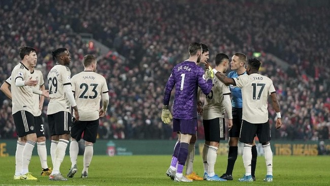Manchester United terancam sanksi FA karena protes berlebihan para pemainnya saat melawan Liverpool di Stadion Anfield.