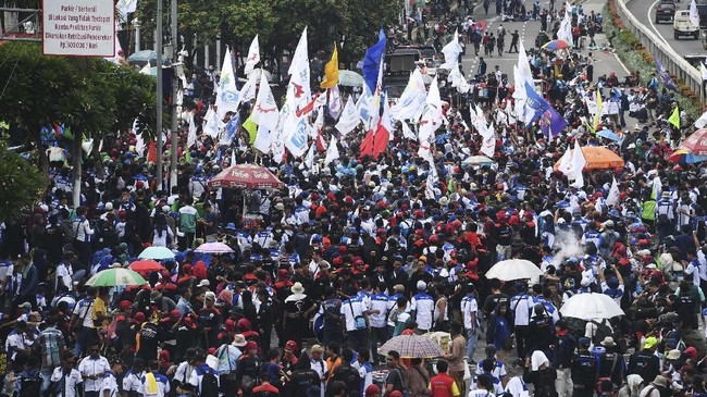 Ratusan buruh menggelar aksi unjuk rasa menentang omnibus law di Jakarta, Senin (20/1/2020). Dalam aksinya mereka menolak omnibus law yang dinilai hanya menguntungkan pengusaha dan investor serta merugikan pekerja di Indonesia. ANTARA FOTO/Akbar Nugroho Gumay