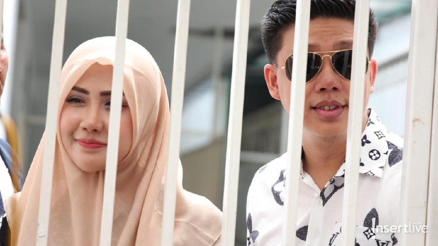 Trio 'Ikan Asin', galih Ginanjar, Pablo Bendua, dan Rey Utami kembali melakukan persidangan. Kali ini eksepsi mereka ditolak oleh majelis hakim.