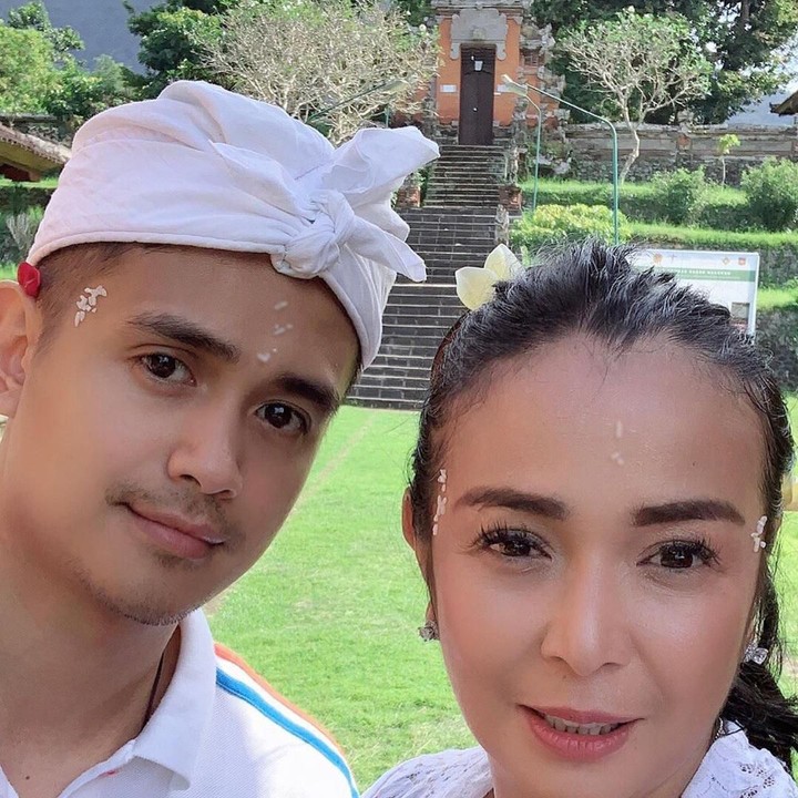 <p>Meski beda usia 17 tahun, rumah tangga Ajun Perwira dan Jennifer Jill selalu adem ayem lho. (Foto: Instagram @ajunperwira)</p>