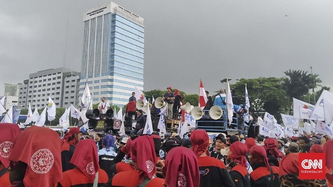 FOTO: Demo Buruh di Gedung DPR Tolak RUU Omnibus Law