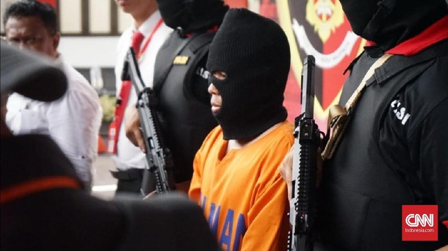 Mami Hasan (41) diduga membujuk anak laki-laki di bawah umur yang biasa nongkrong di warung kopinya untuk bersetubuh dengan iming-iming Rp150-250 ribu.