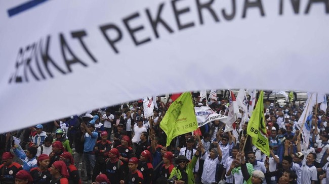 Cara Otoriter Pemerintah Dapat Stempel Buruh di Omnibus Law Pencatutan nama sejumlah elemen buruh dalam tim pengkajian Omnibus Law dianggap sebagai cara otoriter pemerintah mendapat 'stempel' dari kelompok penentang.