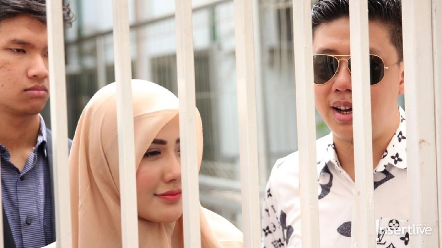 Rey Utami mengaku sedang menggigil karena demam saat menghadiri sidang kasus Ikan Asin yang menyeretnya, Pablo Benua, dan Galih Gainanjar.