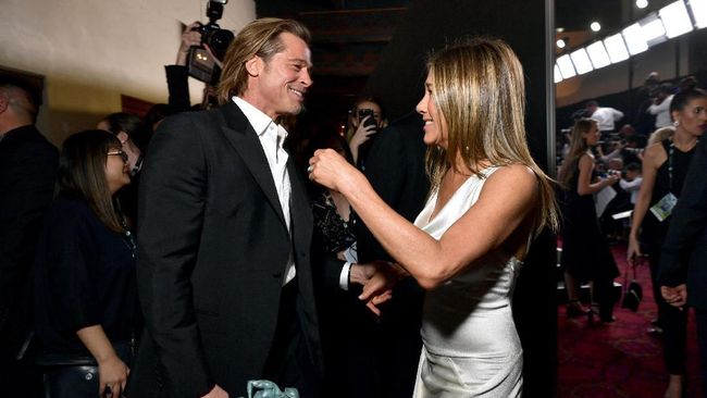 Brad Pitt memandang intens Jennifer Aniston kala menang di SAG Awards, bukan hanya itu, Pitt juga menggenggam tangan Jen di belakang panggung.