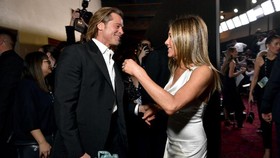 Brad Pitt Genggam Tangan Jennifer Aniston di SAG Awards 2020