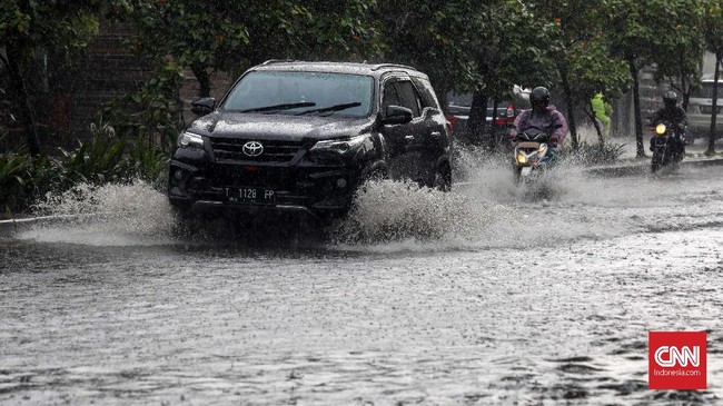 Tol Sedyatmo arah Bandara Internasional Soekarno-Hatta terpantau banjir setinggi 10 cm atau semata kaki orang dewasa pada pagi ini, Jumat (22/3).