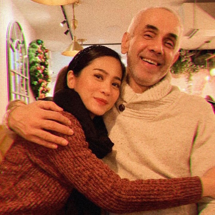 <p>Bunga Zainal dan Sukhdev Singh terpaut usia 18 tahun, tapi tak menyurutkan pasangan ini untuk melangkah ke jenjang pernikahan. Mereka juga membuktikan, kehidupan rumah tangga berjalan hangat dan romantis. (Foto: Instagram @bungazainal05)</p>