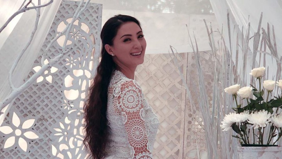 Della Puspita Sejumlah artis Indonesia ikut meramaikan kehebohan alikasi Tik Tok yang kembali naik daun.