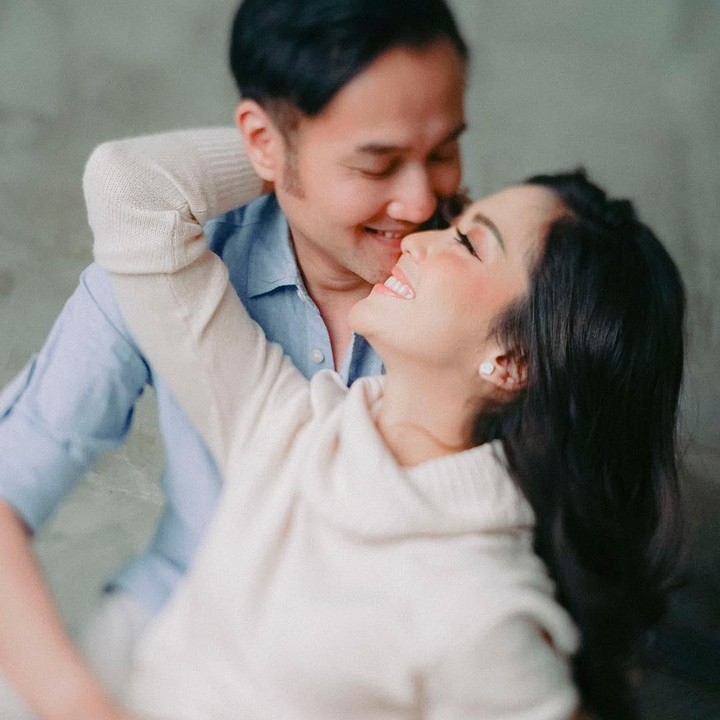 <p>Beda usia 15 tahun, Ririn Dwi Ariyanti dan Aldi Bragi berhasil menjaga rumah tangga mereka tetap harmonis, walaupun ini adalah pernikahan kedua bagi Aldi. (Foto: Instagram @ririndwiariyanti)</p>