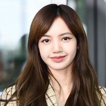 Tanpa Poni Andalan, Lisa BLACKPINK Sukses Bikin Pangling