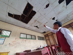 SDN Samudrajaya 04 Bekasi Rusak Berat, Siswa Pulang Cepat Saat Hujan