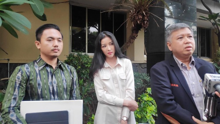 Pramugari Garuda Siwi Sidi akhirnya memenuhi panggilan polisi setelah tiga kali dipanggil. Ia datang dengan gaya simpel, atas laporan kasus 'Gundik Garuda'.