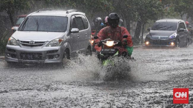 Banjir melanda kawasan Braga, Kota Bandung, Jawa Barat. Waspada penyakit akibat banjir yang rentan dialami warga terdampak.