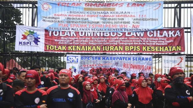 Ratusan buruh menggelar aksi unjuk rasa menentang omnibus law di Jakarta, Senin (20/1/2020). Dalam aksinya mereka menolak omnibus law yang dinilai hanya menguntungkan pengusaha dan investor serta merugikan pekerja di Indonesia. ANTARA FOTO/Akbar Nugroho Gumay