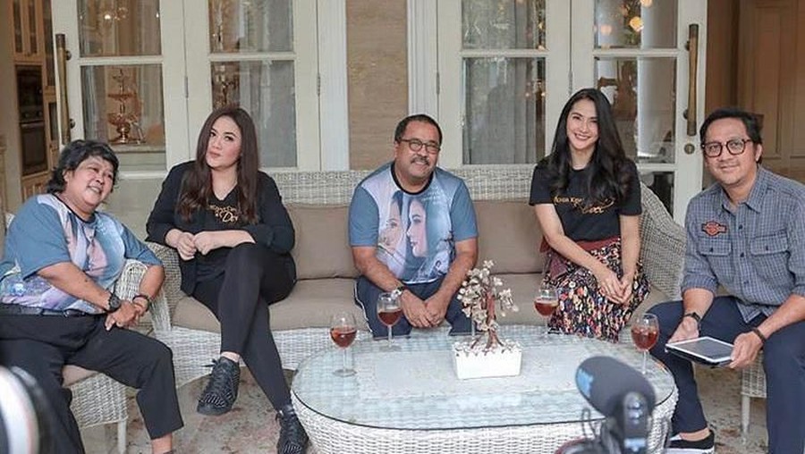 Pemeran Si Doel Sejumlah artis Indonesia ikut meramaikan kehebohan alikasi Tik Tok yang kembali naik daun.