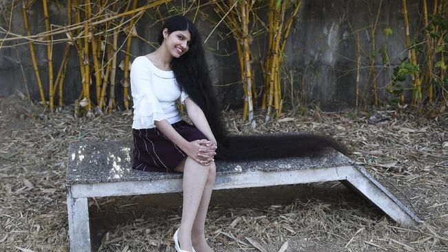 Nilanshi Patel seorang perempuan India, mengantongi gelar Guinness World Record untuk rambut terpanjang seperti putri Rapunzel.