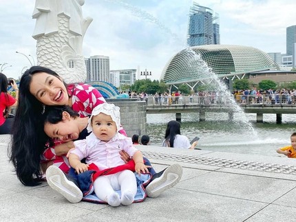 7 Potret Ibu Muda Momong Anak ala Menantu Siti Nurhaliza, Tya Arifin