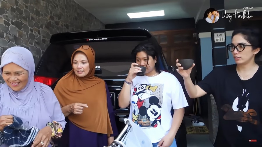 Beberapa waktu lalu Ussy didoakan segera hamil oleh ibu penjual jamu saat berada di Malang, Jawa Timur.