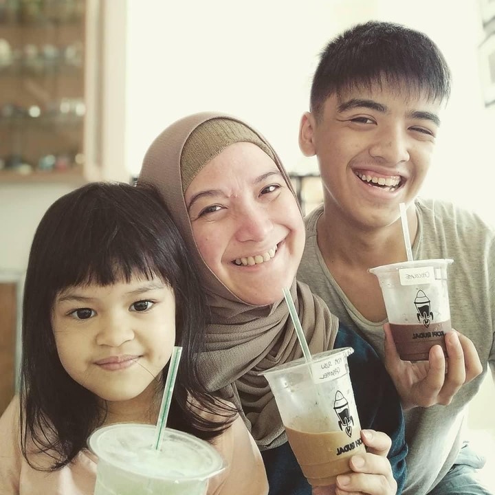 <p>Andhara dan keluarga kerap menghabiskan waktu bersama dengan melakukan hal-hal sederhana. (Foto: Instagram @andharaearly)</p>